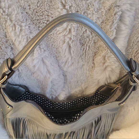NWOT - SILVER, EXPANDABLE HANDBAG WITH FRINGE - Picture 2 of 15